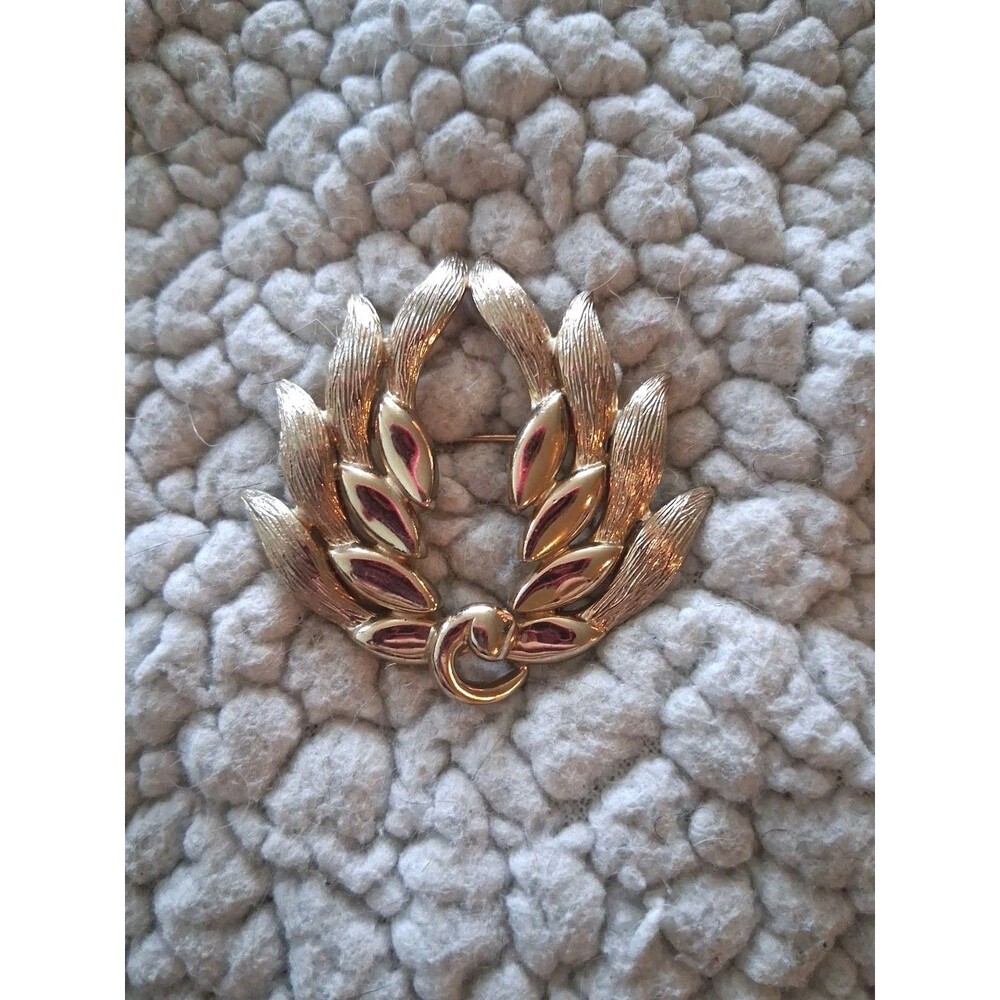 Signed Monet Vintage Gold Tone Brooch Pin Fashion Art Jewelry